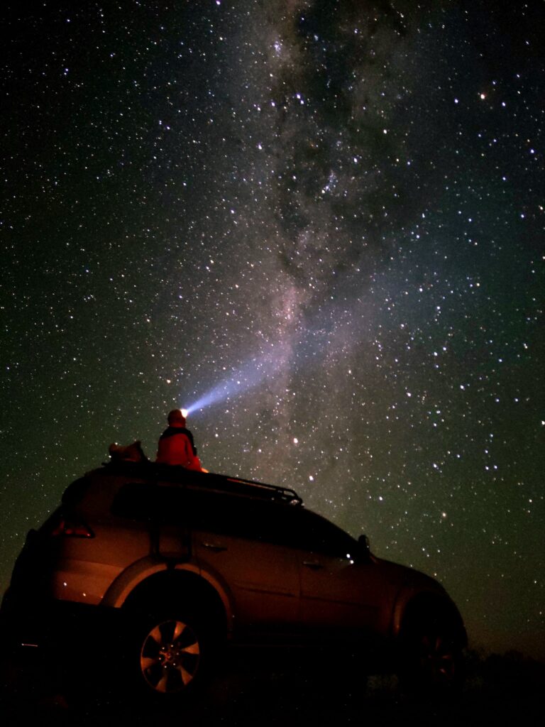 
A Chapada dos Veadeiros é um paraíso para astroturismo, oferecendo uma visão espetacular do céu estrelado e da Via Láctea em um cenário natural deslumbrante.