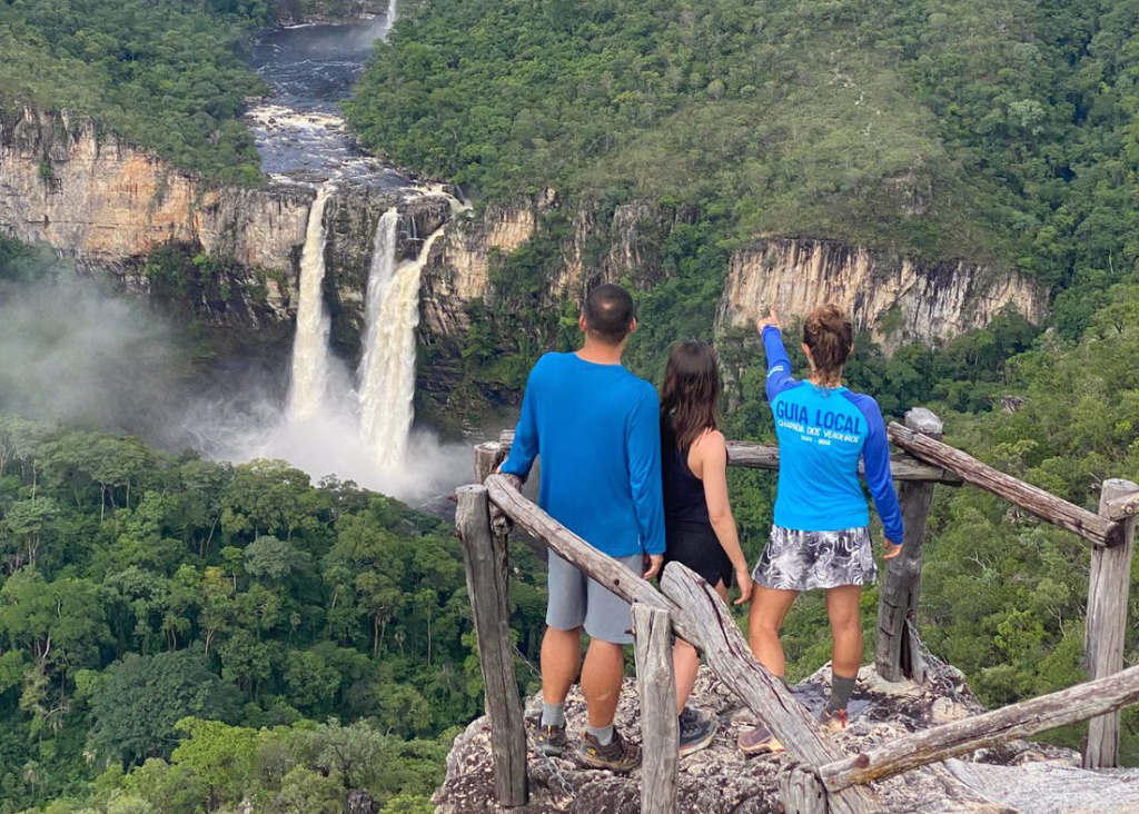 Guia Milene Ricardo mostra a Cachoeira dos Saltos, vista do Mirante da Janela