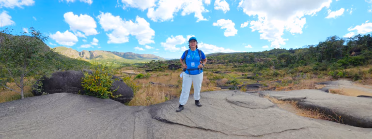 Guia de turismo Noraney Cavalcante conduz visitantes no Vale da Lua, na Chapada dos Veadeiros, oferecendo passeios de ecoturismo com segurança, interpretação ambiental e conhecimento da região.