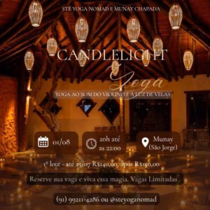 evento de yoga em São Jorge de noite iluminado pela luz de velas
