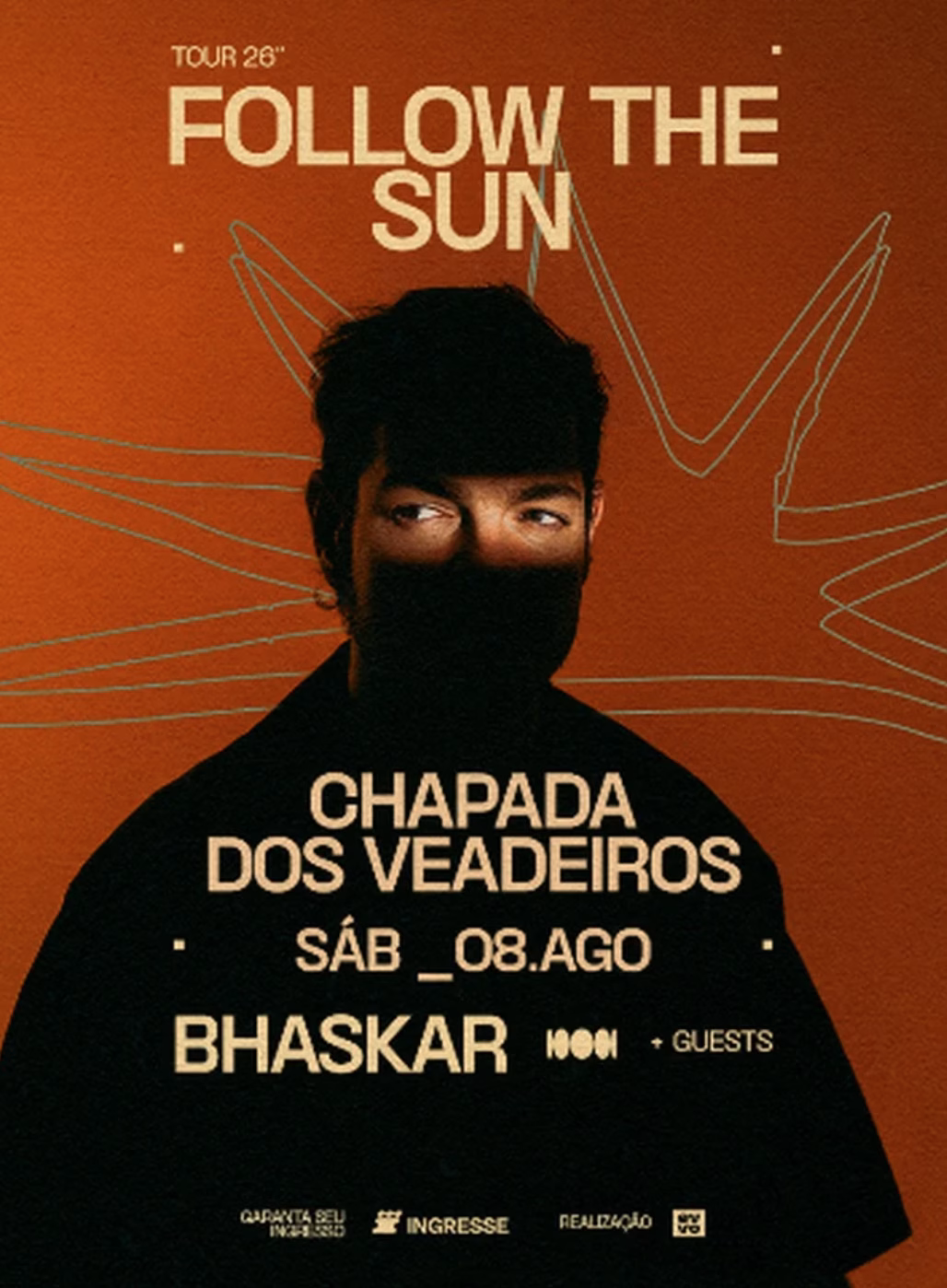 DJ Bhaskar se apresenta no Follow The Sun Chapada dos Veadeiros durante sunset no Mirante de São Jorge.