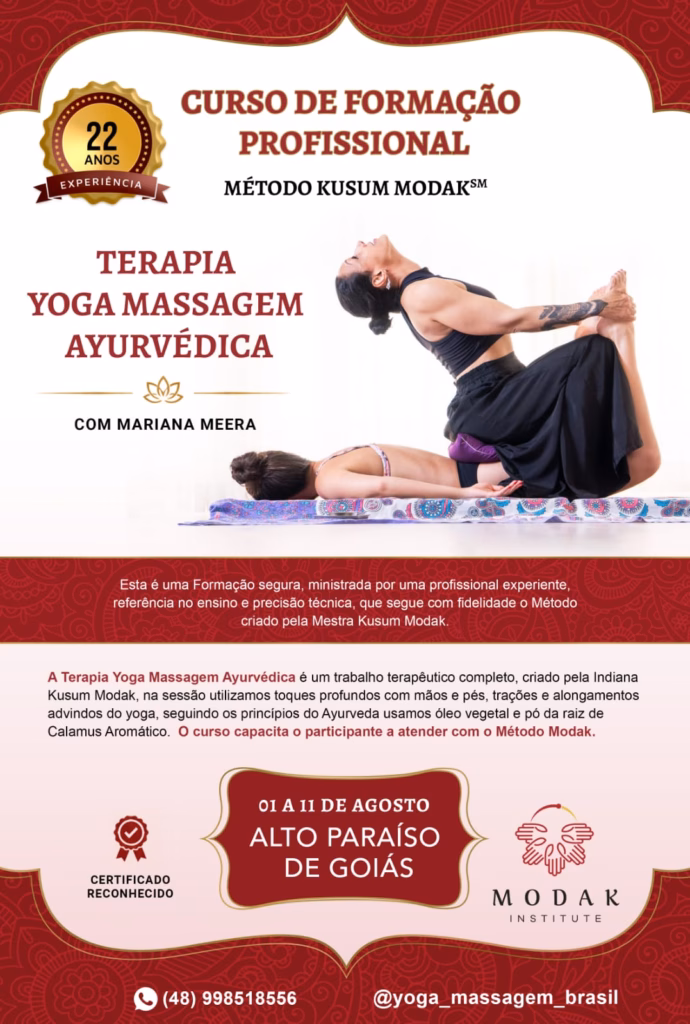 Cartaz digital de fundo claro e detalhes em vermelho escuro anunciando o "Curso de Formação Profissional - Método Kusum Modak" de "Terapia Yoga Massagem Ayurvédica", ministrado por Mariana Meera. O evento acontecerá de 01 a 11 de agosto em Alto Paraíso de Goiás.