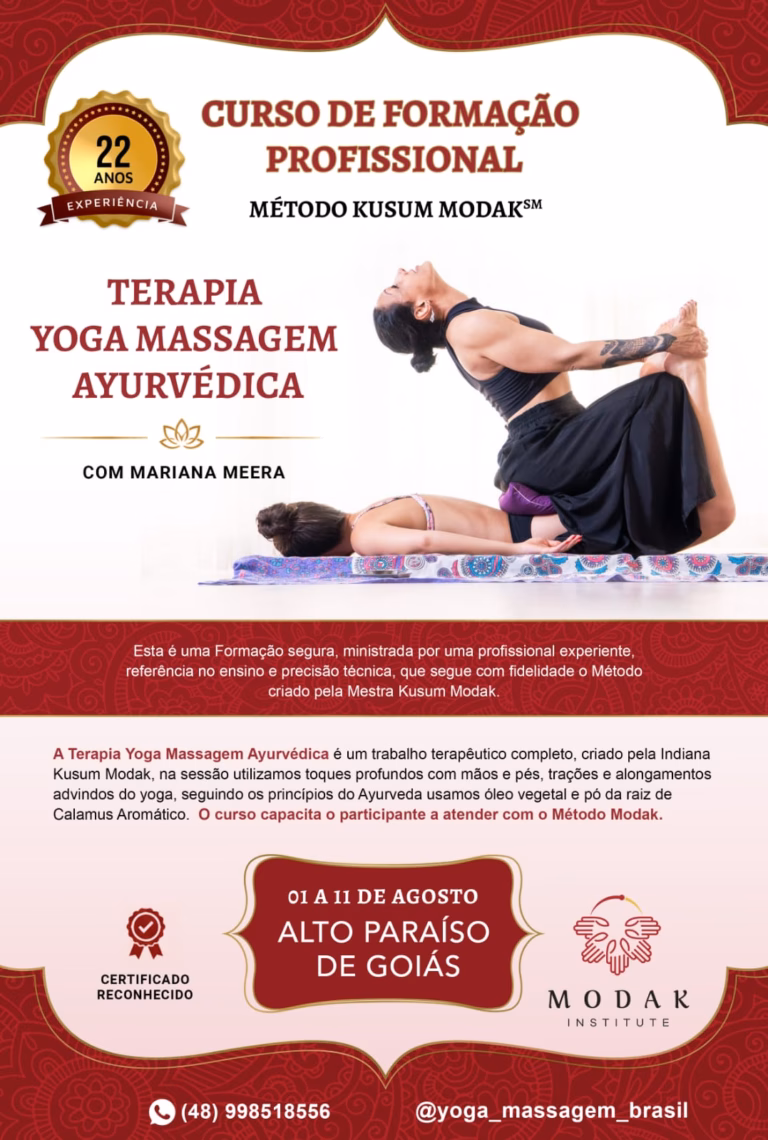 Cartaz digital de fundo claro e detalhes em vermelho escuro anunciando o "Curso de Formação Profissional - Método Kusum Modak" de "Terapia Yoga Massagem Ayurvédica", ministrado por Mariana Meera. O evento acontecerá de 01 a 11 de agosto em Alto Paraíso de Goiás.