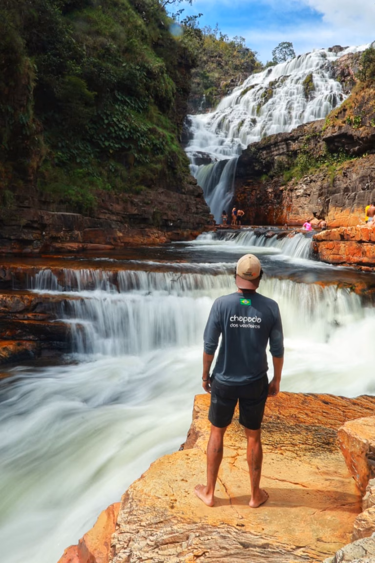 Homem de costas observando a Cachoeira Almécegas Mil na Catarata dos Couros, Chapada dos Veadeiros.