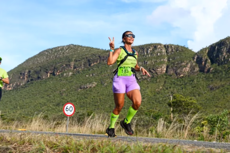 Corredores enfrentam as subidas e as paisagens da Chapada dos Veadeiros durante uma das provas mais desafiadoras do calendário nacional